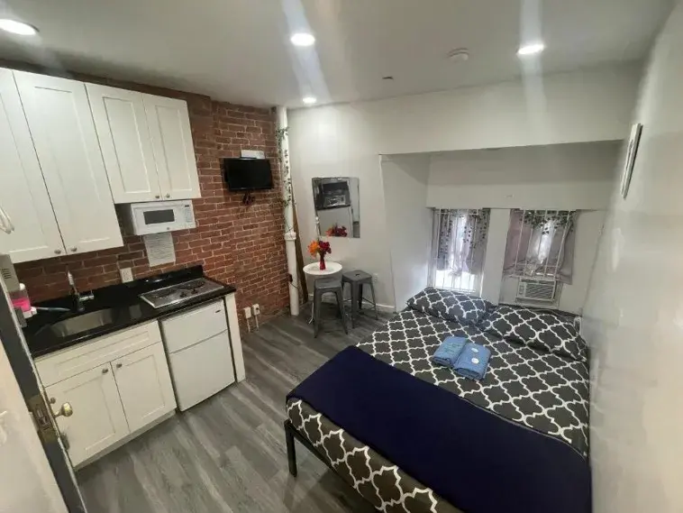 Double Room with a full bed and a small kitchen