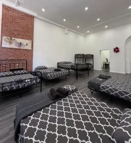 Large Group Stay, a spacious room with many beds